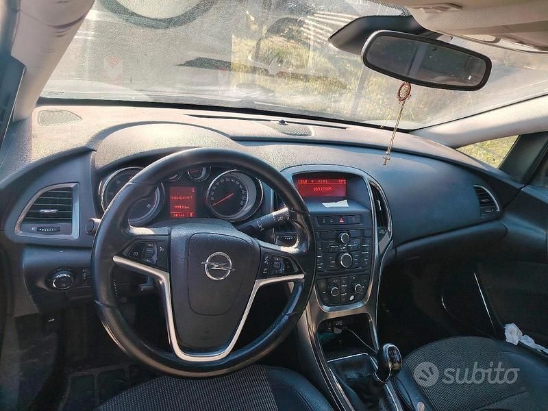 Usata Opel Astra 125 CV (91 kW) 2011 Nero Berlina