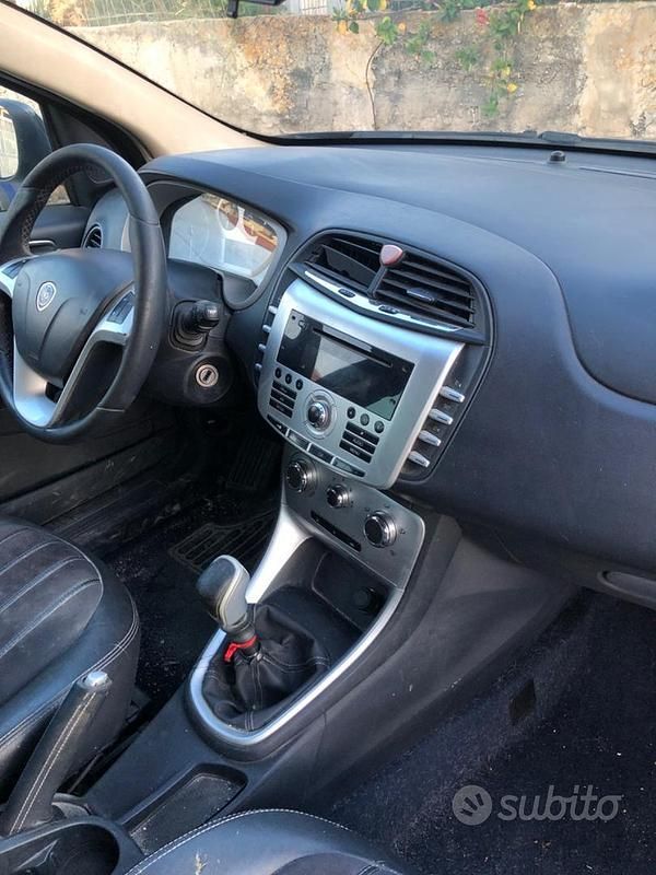 Usata Lancia Delta 120 CV (88 kW) 2012 Utilitaria