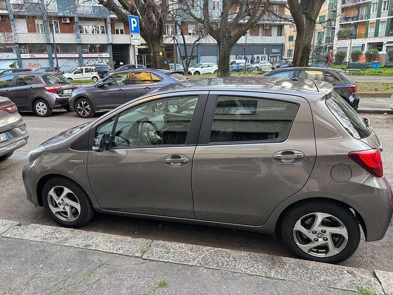 Usata Toyota Yaris Hybrid Active 73 CV (53 kW) 2017 Grigio Berlina