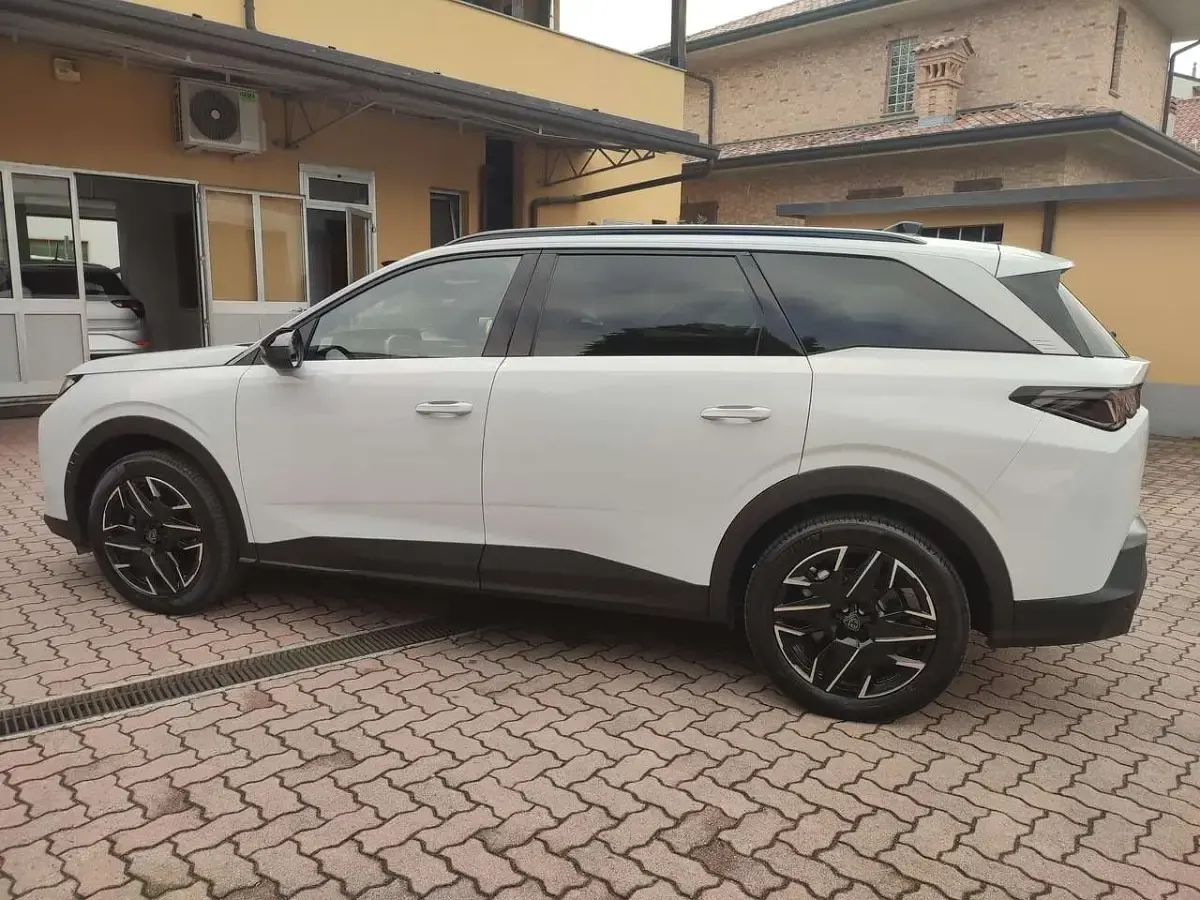Usata Peugeot 5008 Allure 145 CV (106 kW) 2025 Bianco SUV
