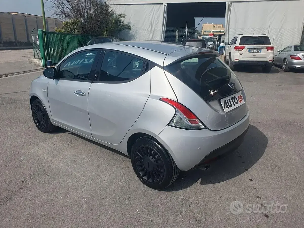 Usata Lancia Ypsilon 69 CV (50 kW) 2014 Grigio Utilitaria