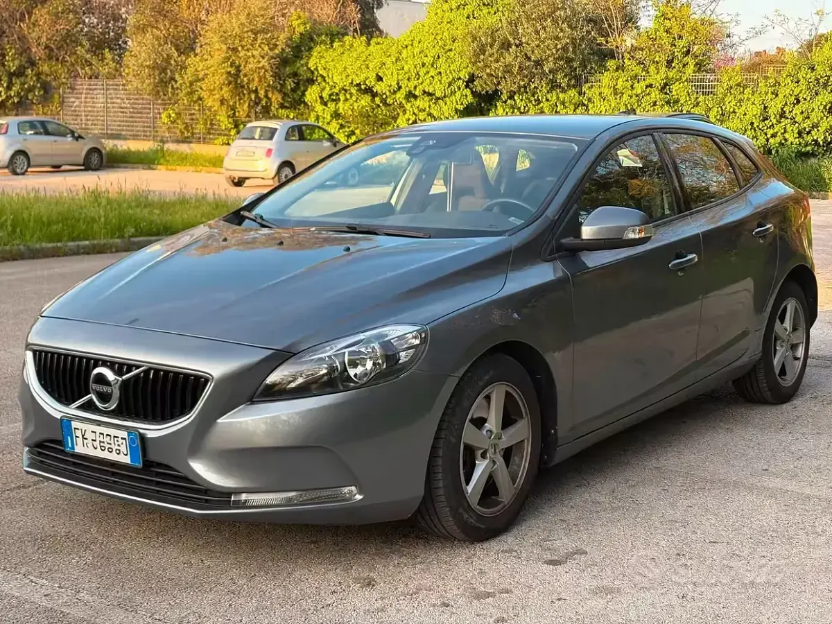 Usata Volvo V40 120 CV (88 kW) 2017 Grigio Berlina