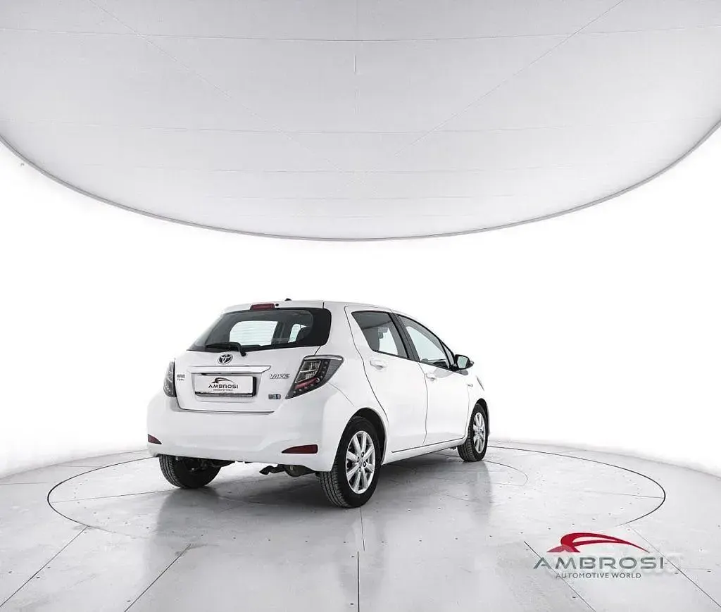 Usata Toyota Yaris Lounge 101 CV (74 kW) 2014 Bianco Utilitaria
