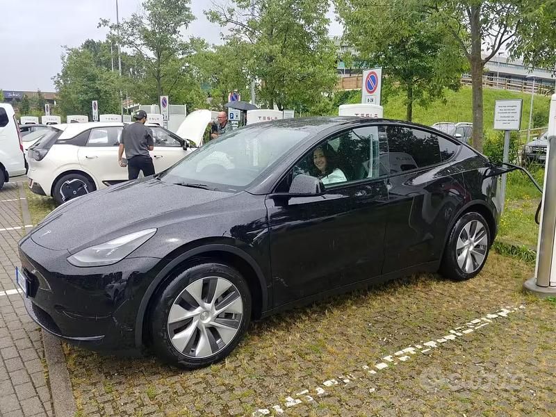 Usata Tesla Model Y RWD 219 kW (299 CV) 2024 SUV