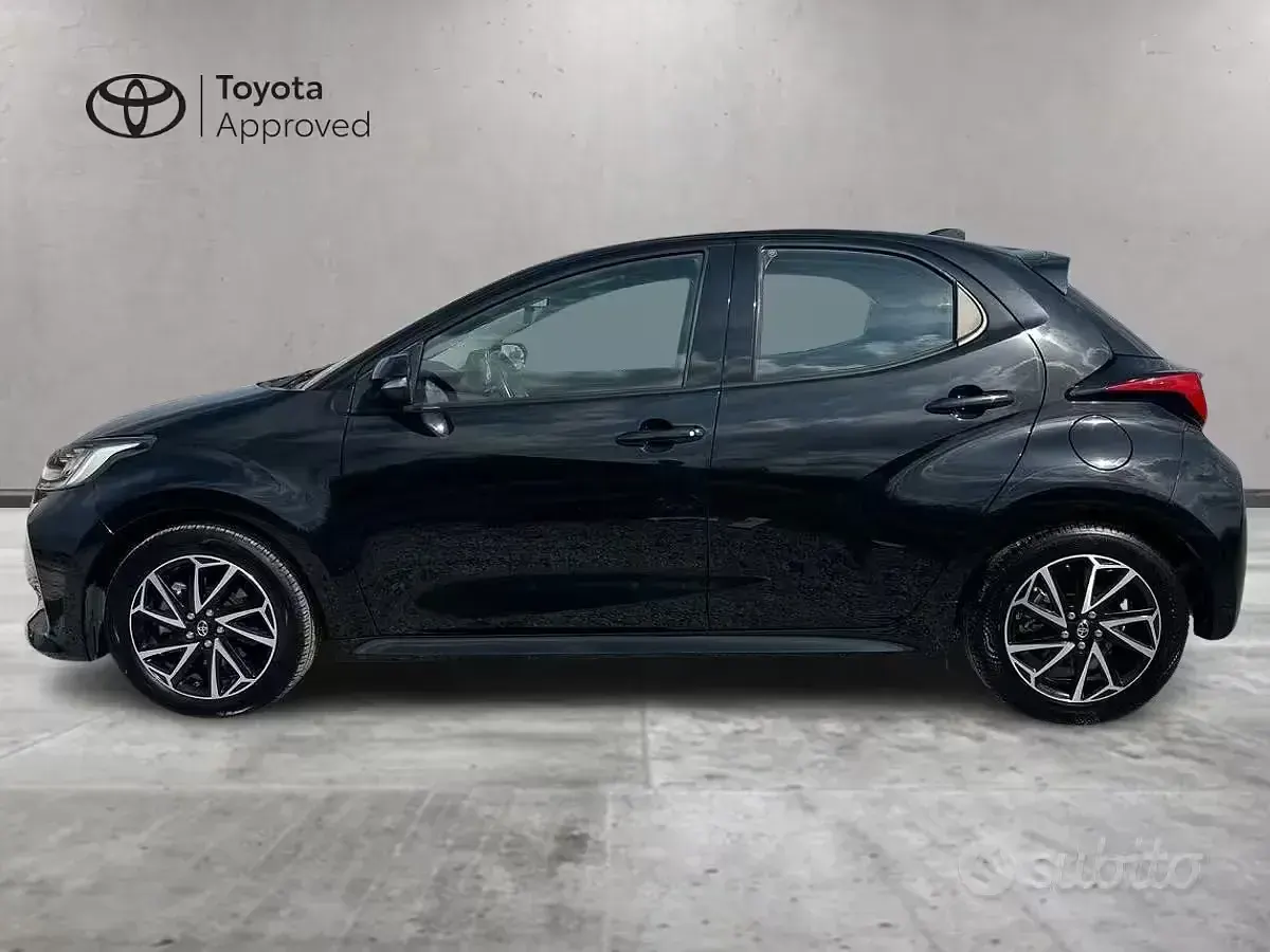 Usata Toyota Yaris Hybrid Trend 92 CV (67 kW) 2022 Nero Berlina