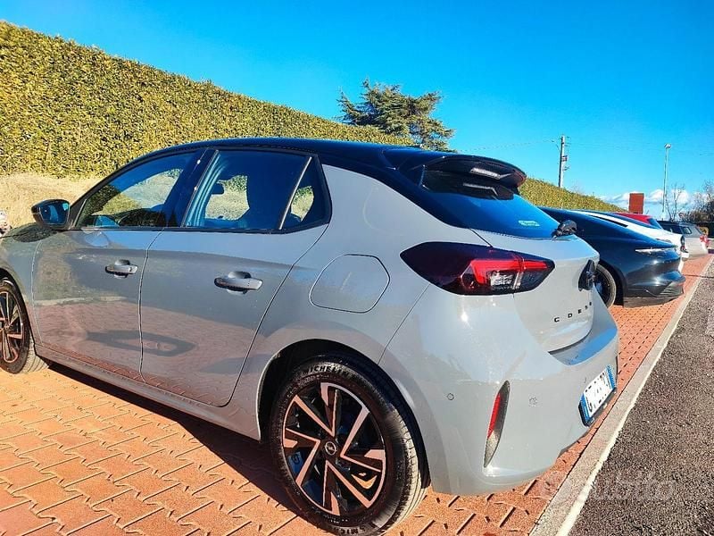 Usata Opel Corsa GS Line 101 CV (74 kW) 2024 Grigio Berlina