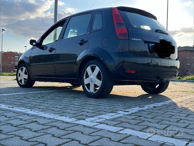 Usata Ford Fiesta Zetec 80 CV (58 kW) 2003 Nero Utilitaria