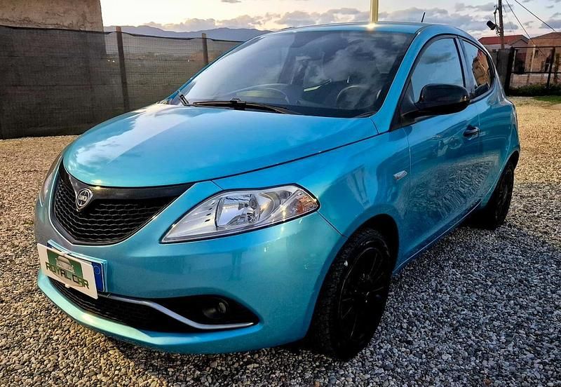 Usata Lancia Ypsilon 69 CV (50 kW) 2021 Blu Utilitaria