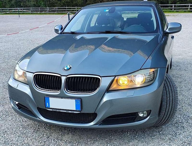 Grigio Usata 2010 BMW 318 Station wagon | 5400 € (Buon prezzo) - Immagine 1/4