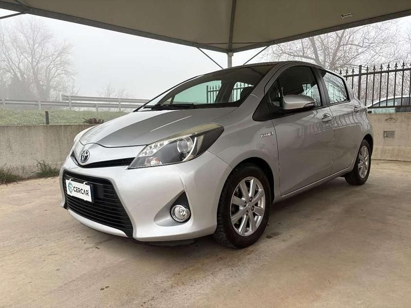 Usata Toyota Yaris Hybrid 75 CV (55 kW) 2014 Argento Berlina