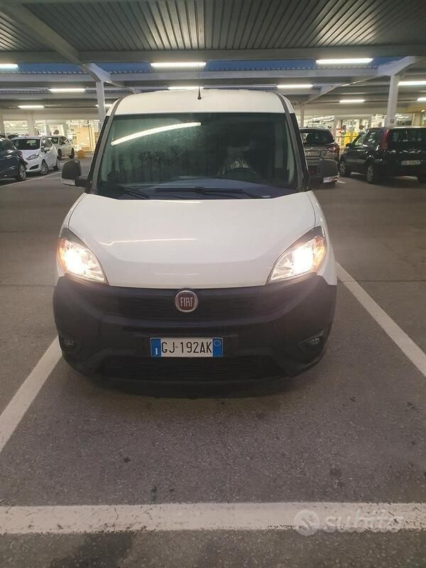 Usata Fiat Doblò S 120 CV (88 kW) 2022 Bianco Monovolume