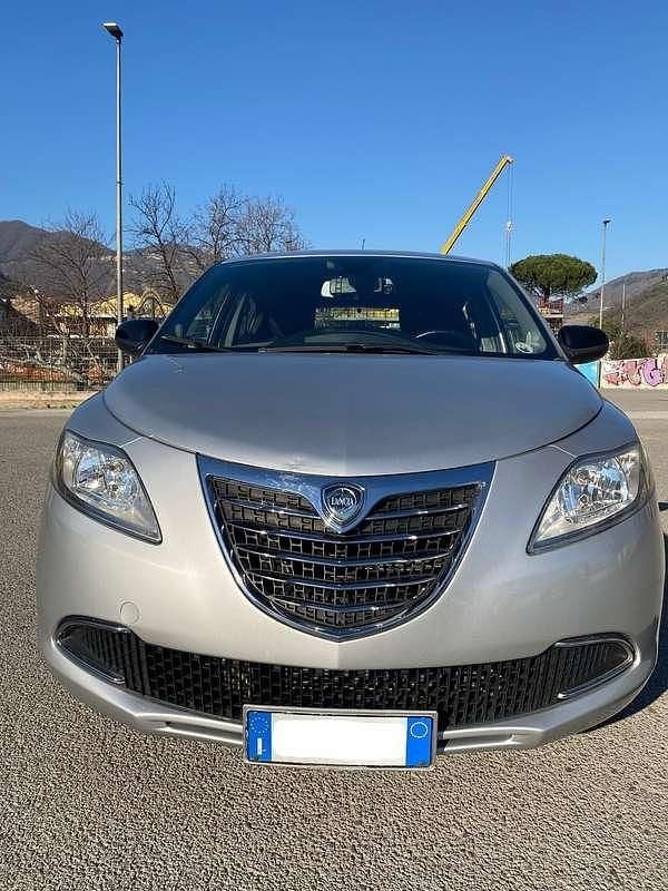Usata Lancia Ypsilon Platinum 69 CV (50 kW) 2011 Argento Utilitaria