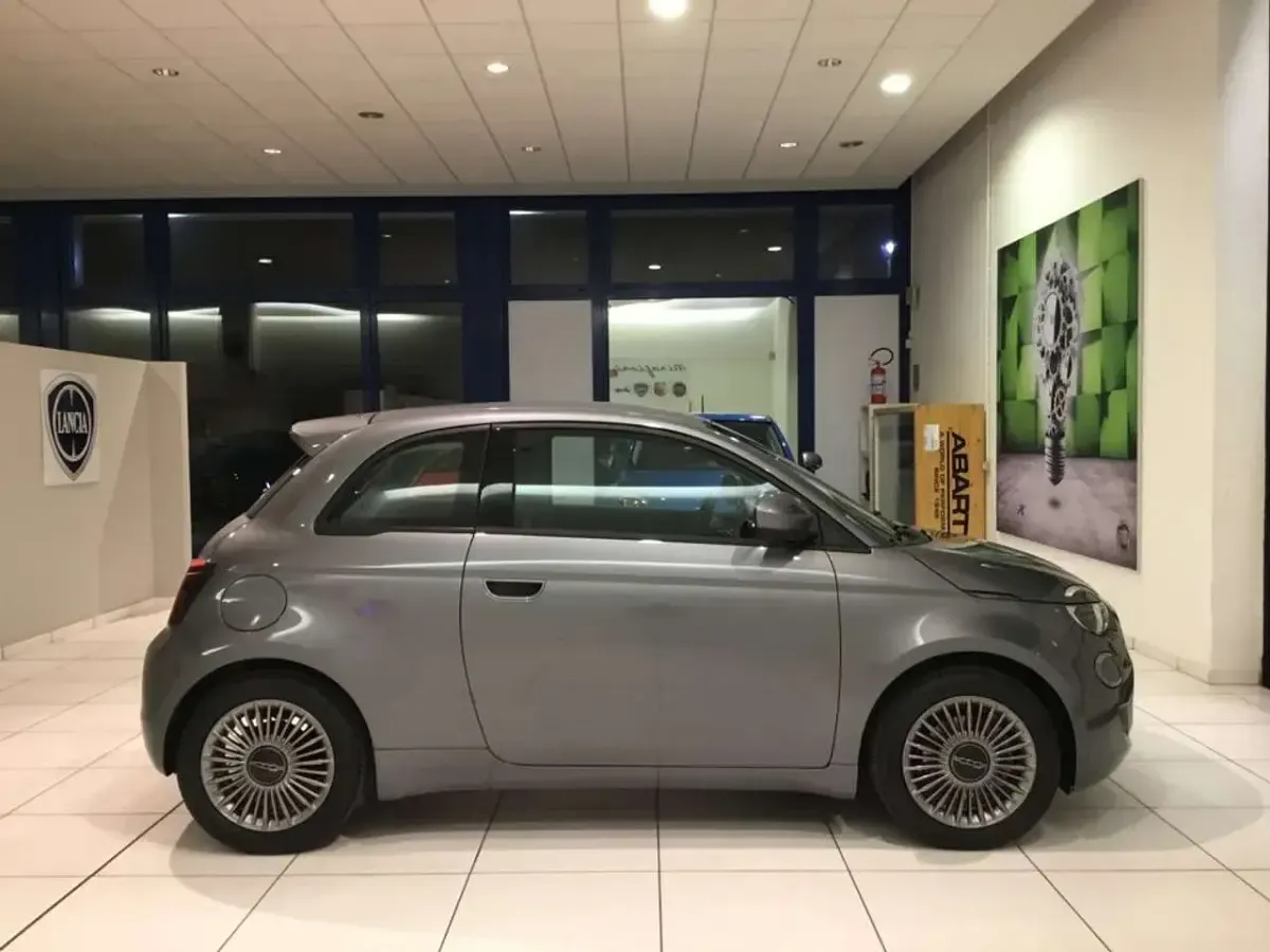 Usata Fiat 500e Icon 86 kW (118 CV) 2025 Grigio Berlina