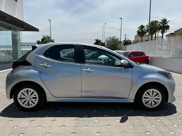 Usata Toyota Yaris Hybrid Trend 92 CV (67 kW) 2022 Argento Berlina
