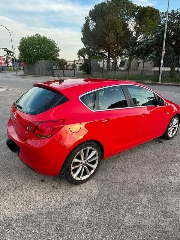 Usata Opel Astra 82 CV (60 kW) 2010 Rosso Berlina