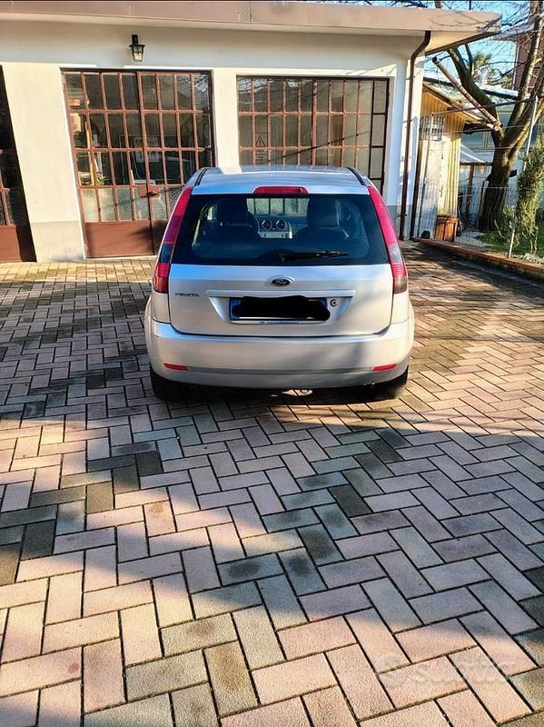 Usata Ford Fiesta Collection 75 CV (55 kW) 2006 Grigio Utilitaria