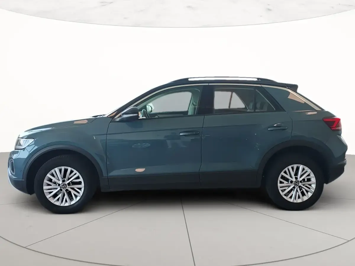 Usata VW T-Roc Life 110 CV (80 kW) 2023 Petroleum blue metallizzato nero SUV
