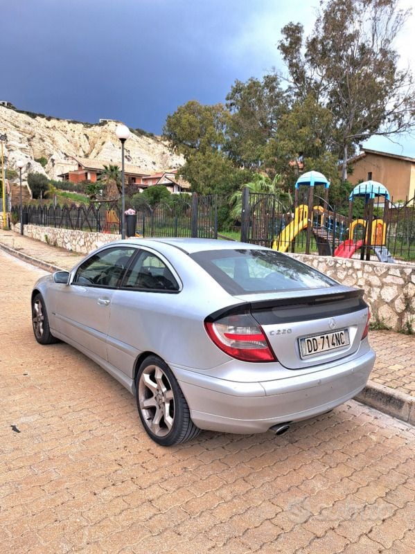Usata Mercedes C220 Elegance 143 CV (105 kW) 2006 Grigio Coupé