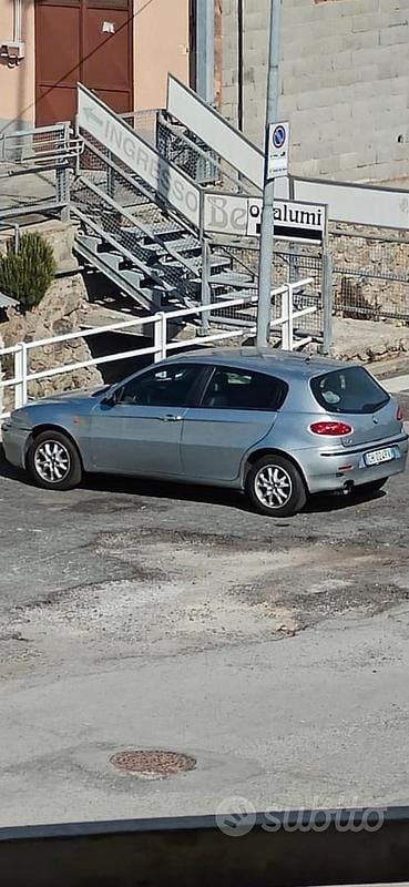 Usata Alfa Romeo 147 Distinctive 120 CV (88 kW) 2003 Grigio Utilitaria