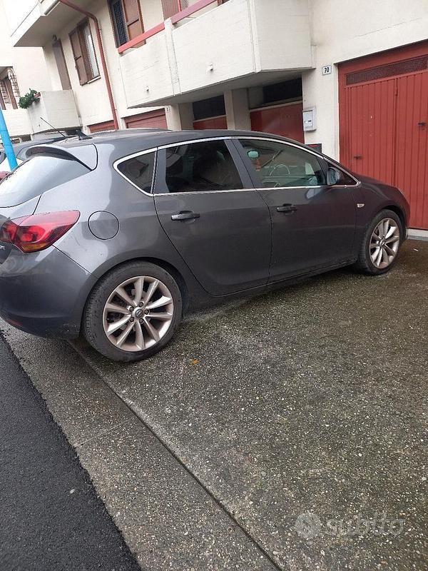 Usata Opel Astra 2012 Marrone Berlina