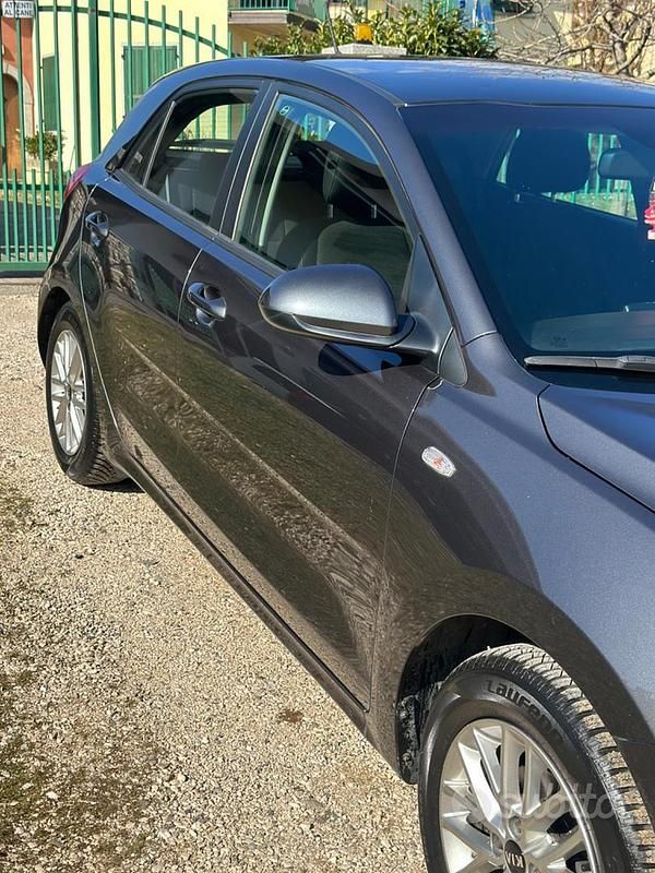 Usata Kia Rio Active 84 CV (61 kW) 2018 Grigio Berlina