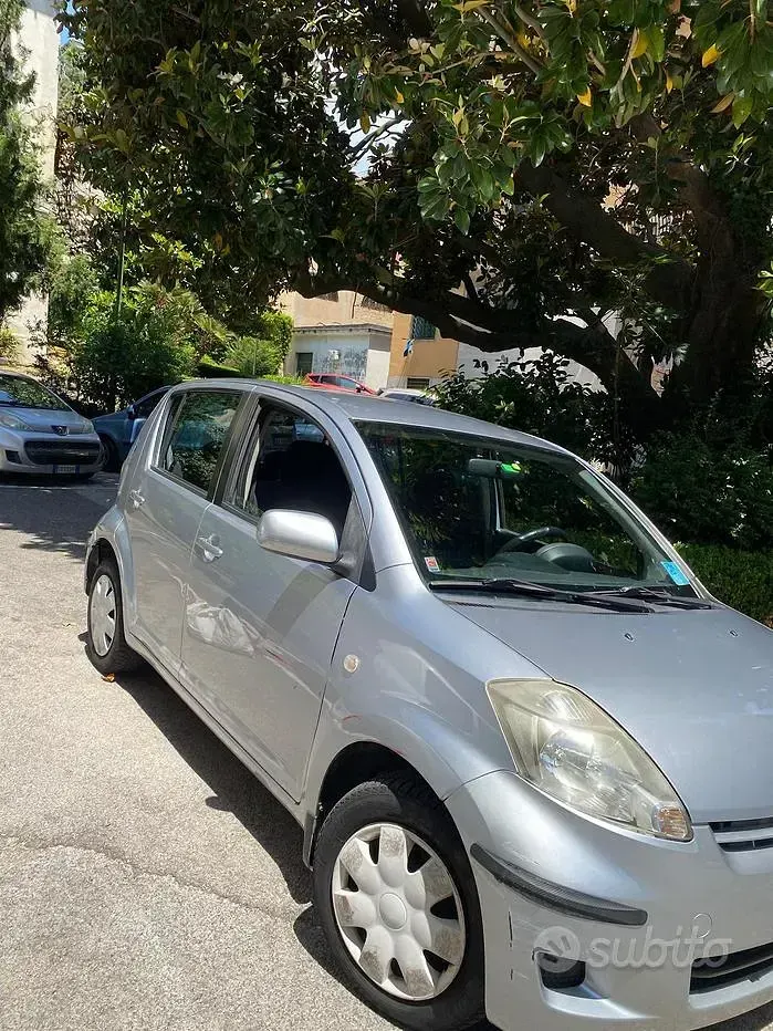 Usata Daihatsu Sirion 91 CV (66 kW) 2008 Grigio Utilitaria