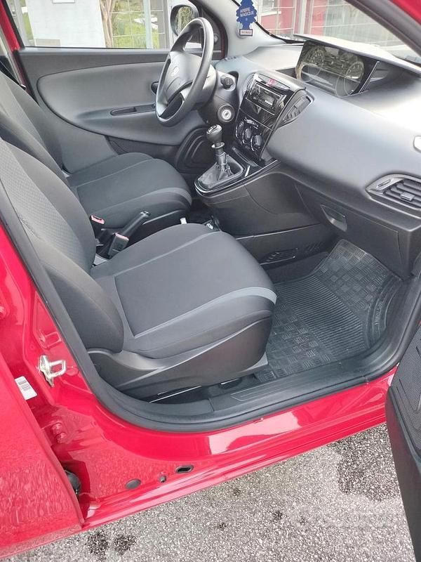 Usata Lancia Ypsilon 69 CV (50 kW) 2018 Rosso Utilitaria