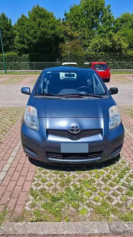 Usata Toyota Yaris 100 CV (73 kW) 2009 Grigio Utilitaria
