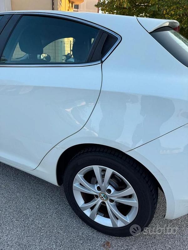 Usata Alfa Romeo Giulietta 105 CV (77 kW) 2013 Bianco Berlina