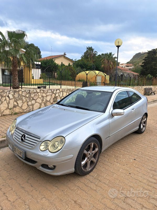 Usata Mercedes C220 Elegance 150 CV (110 kW) 2006 Grigio Coupé