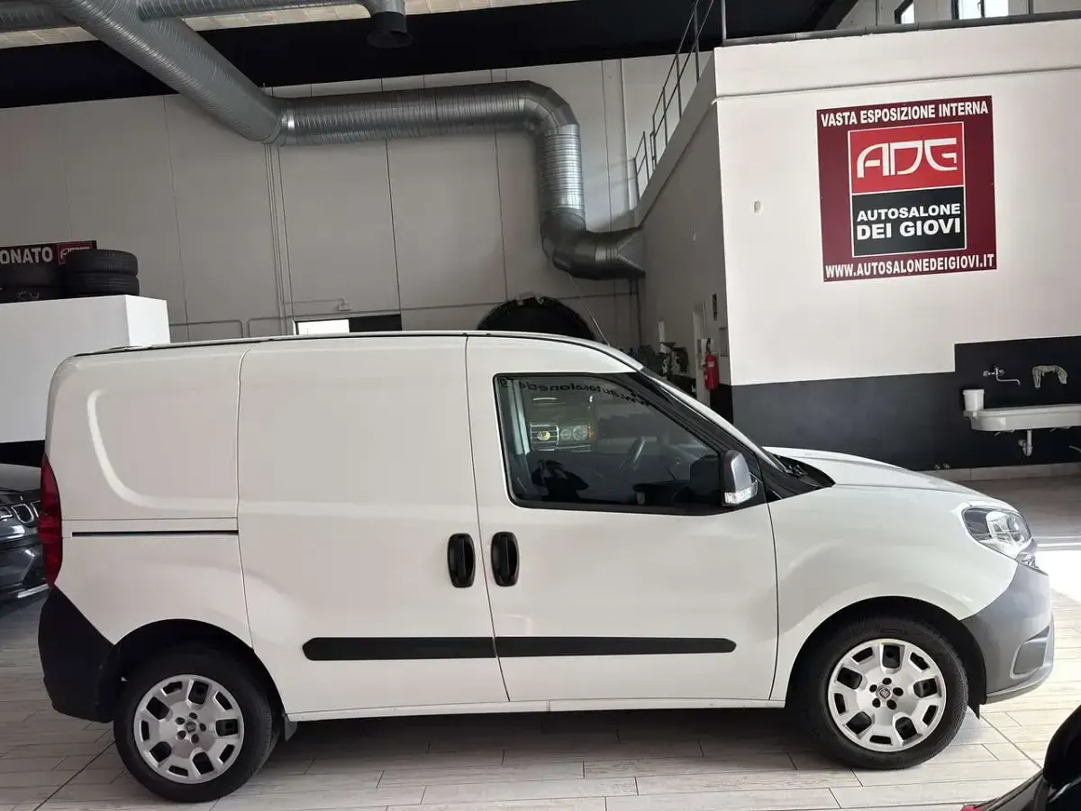 Usata Fiat Doblò Lounge 105 CV (77 kW) 2022 Bianco gelato Monovolume
