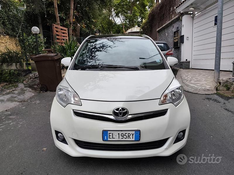 Usata Toyota Verso-S 99 CV (72 kW) 2012 Bianco Monovolume