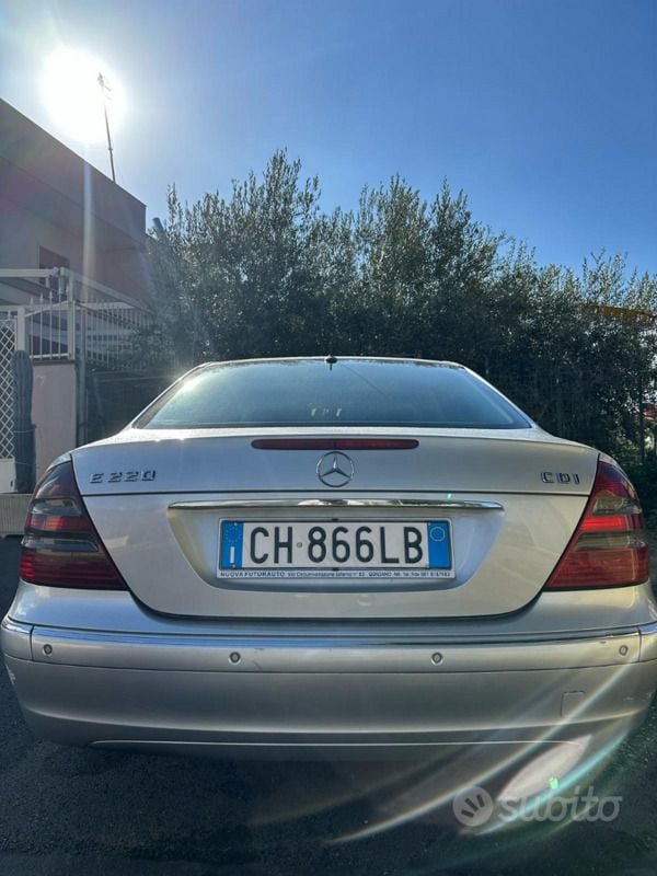 Usata Mercedes E220 122 CV (89 kW) 2003 Grigio Berlina