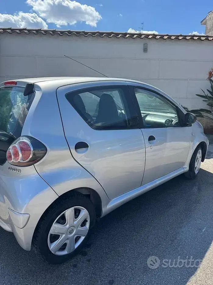 Usata Toyota Aygo 68 CV (50 kW) 2010 Grigio Utilitaria