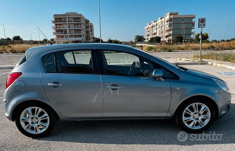Grigio Usata 2009 Opel Corsa Tre volumi | 2000 € (Super prezzo) - Immagine 1/4