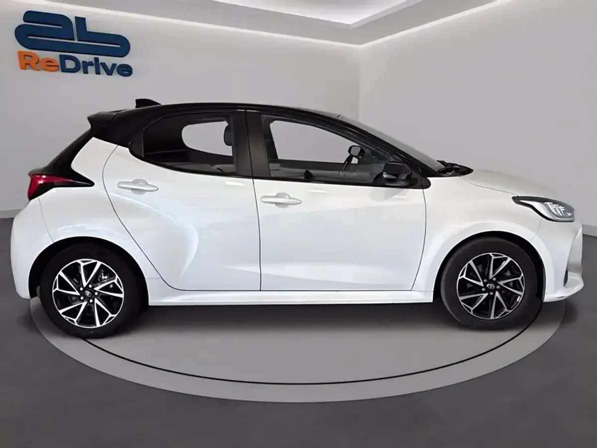 Usata Toyota Yaris Hybrid Trend 116 CV (85 kW) 2022 Bianco perla metalizzato Berlina
