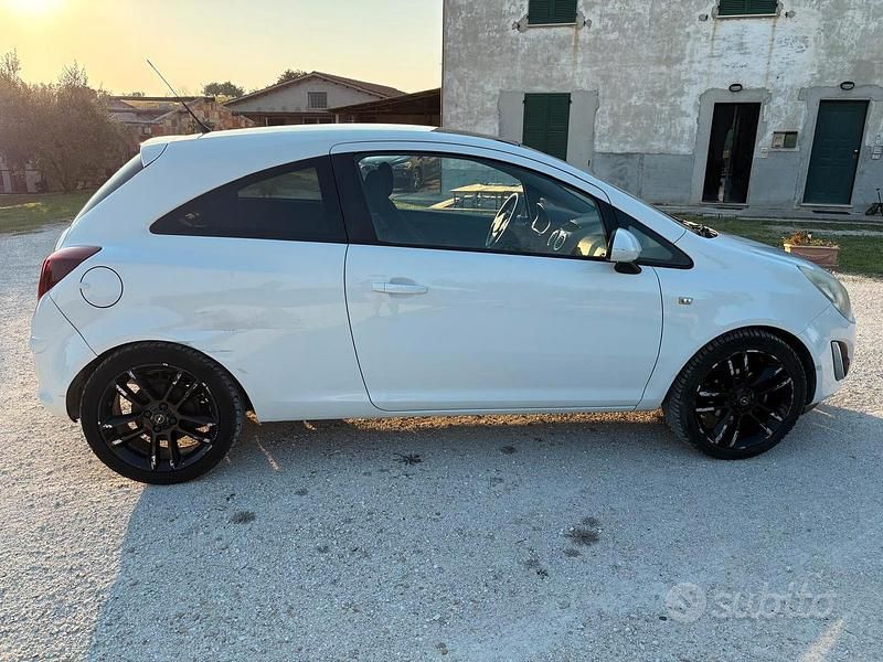 Usata Opel Corsa 75 CV (55 kW) 2011 Bianco Berlina
