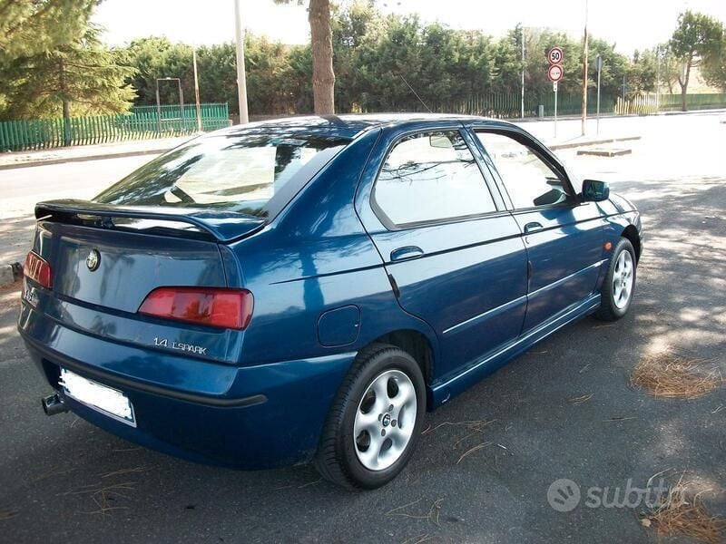 Usata Alfa Romeo 146 103 CV (75 kW) 2000 Blu Utilitaria