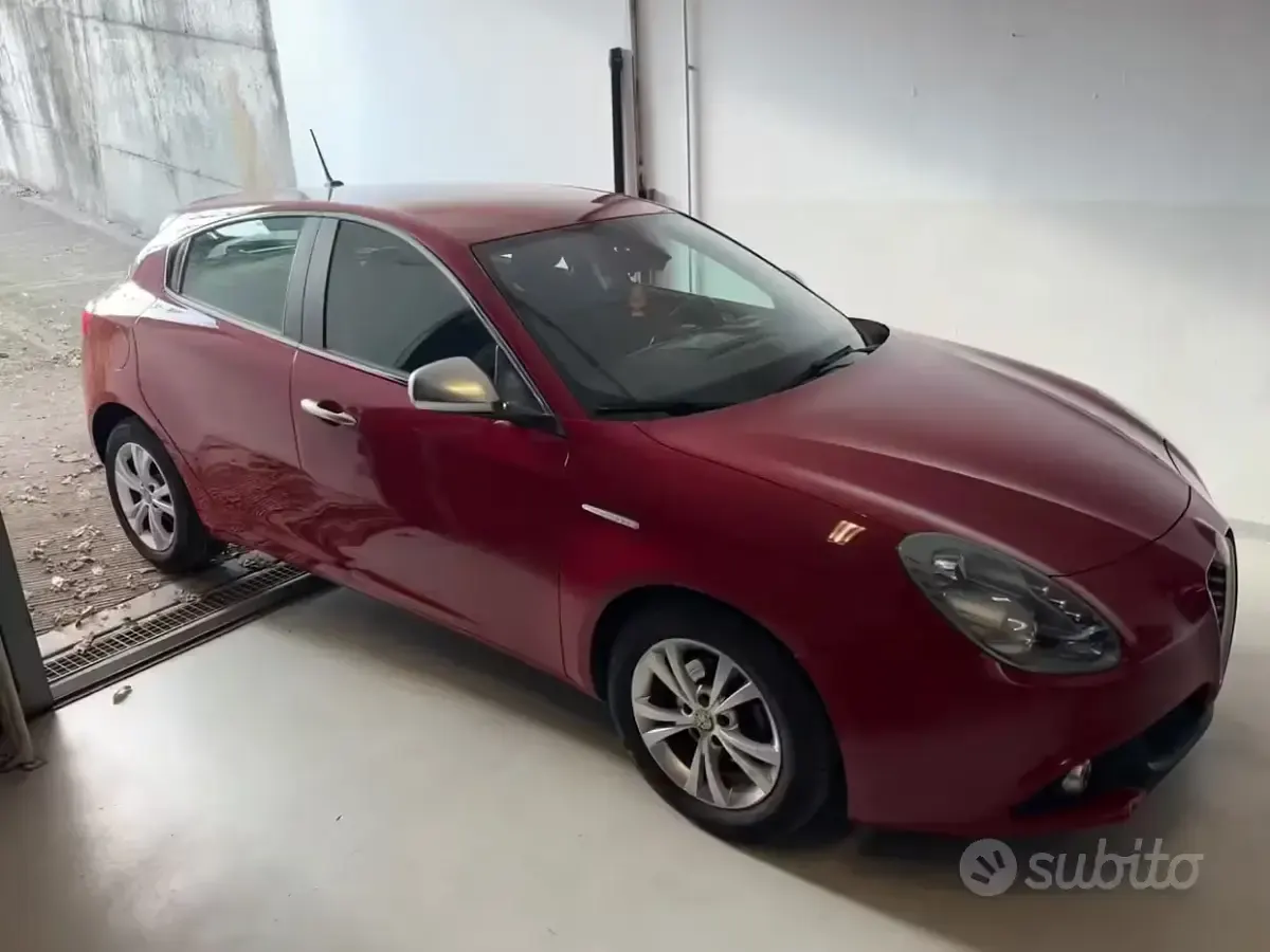 Usata Alfa Romeo Giulietta Super 120 CV (88 kW) 2016 Rosso Utilitaria