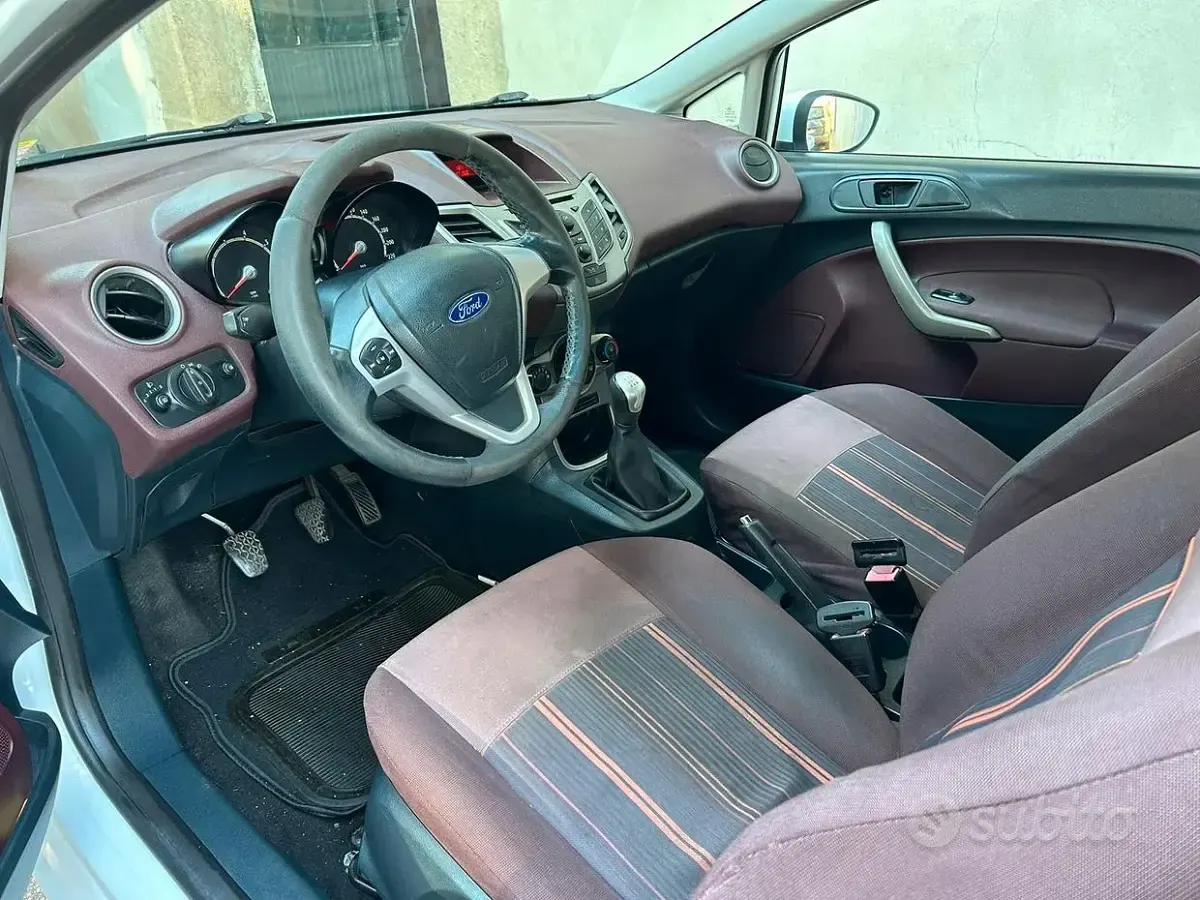 Usata Ford Fiesta 97 CV (71 kW) 2010 Bianco Berlina