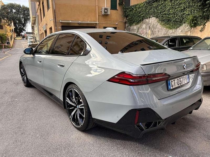 Usata BMW 520 M Sport 197 CV (144 kW) 2024 Grigio Berlina