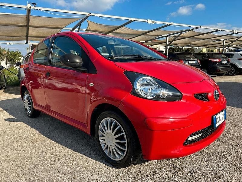 Usata Toyota Aygo Connect Style 68 CV (50 kW) 2014 Rosso Utilitaria
