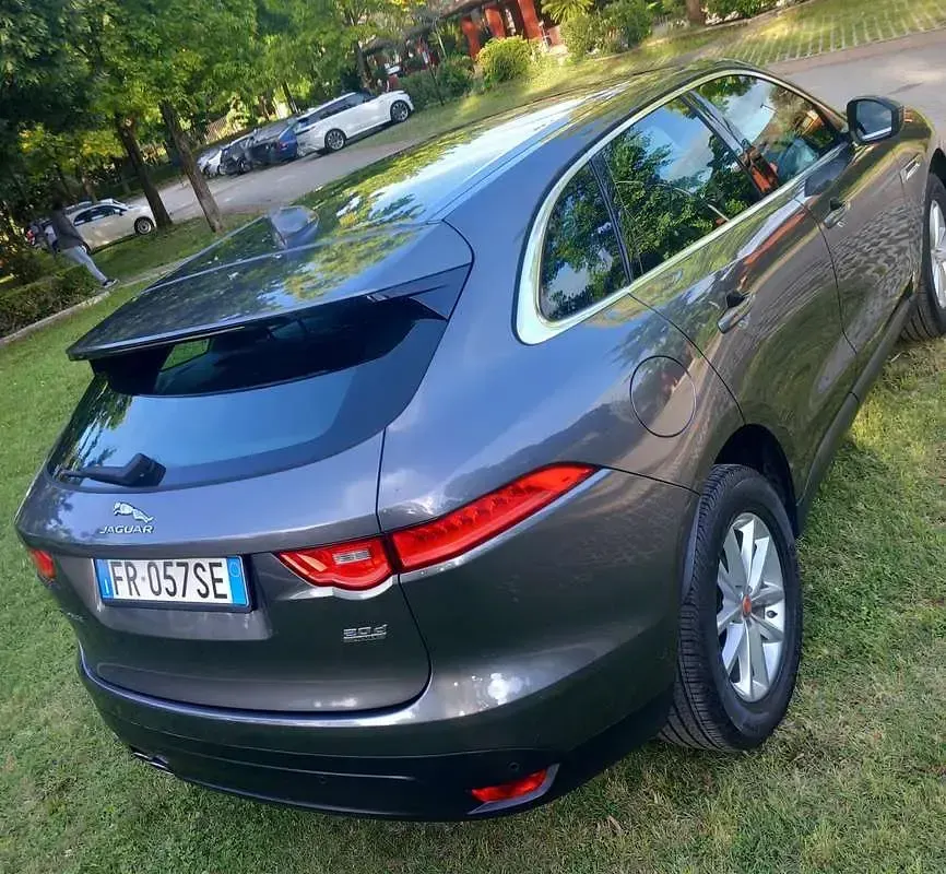 Usata Jaguar F-Pace Prestige 180 CV (132 kW) 2018 Grigio SUV