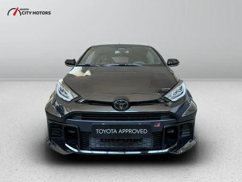 Usata Toyota Yaris 280 CV (205 kW) 2024 Nero Berlina