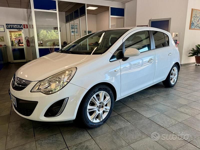 Usata Opel Corsa Cosmo 95 CV (69 kW) 2011 Bianco Utilitaria