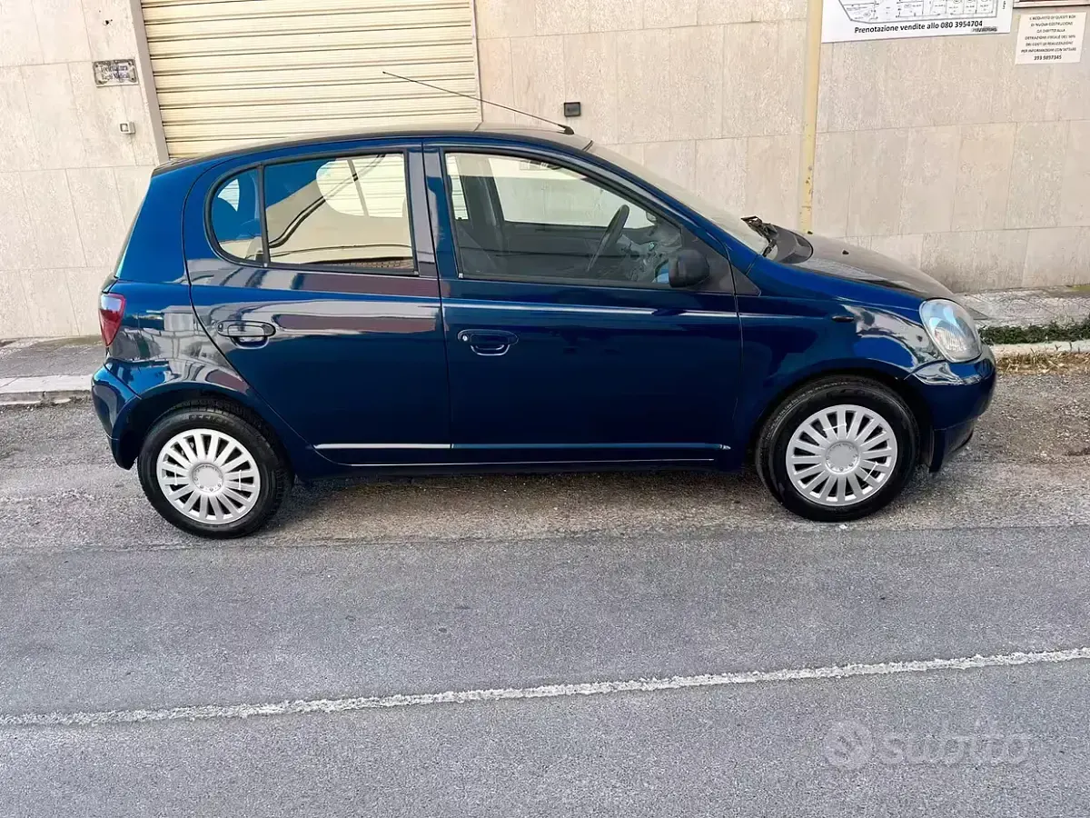 Usata Toyota Yaris 68 CV (50 kW) 2001 Bluazzurro Berlina