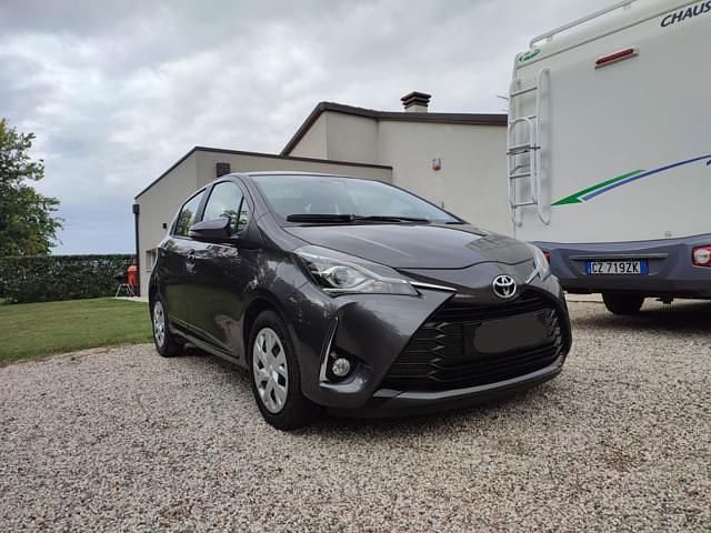Grigio scuro Usata 2019 Toyota Yaris Active | 11.900 € (Buon prezzo) - Immagine 1/4