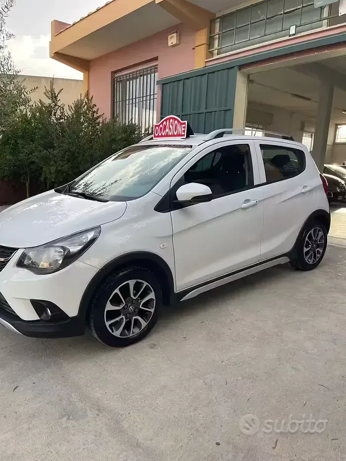 Usata Opel Karl Rocks 73 CV (53 kW) 2018 Bianco Utilitaria