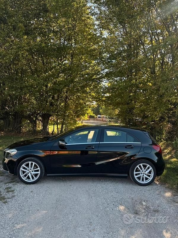 Usata Mercedes A180 95 CV (69 kW) 2017 Nero Berlina