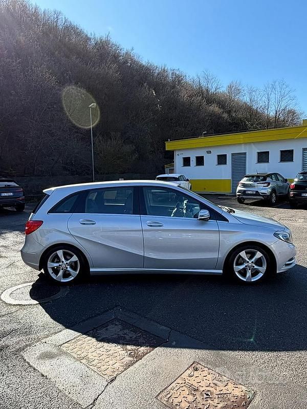 Usata Mercedes B200 Premium 2012 Grigio Monovolume